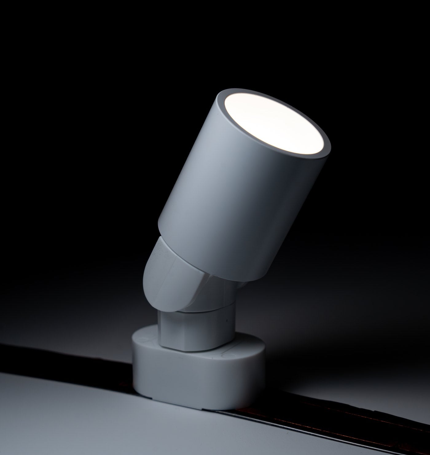 White Light-IT spot with a clear form and soft light