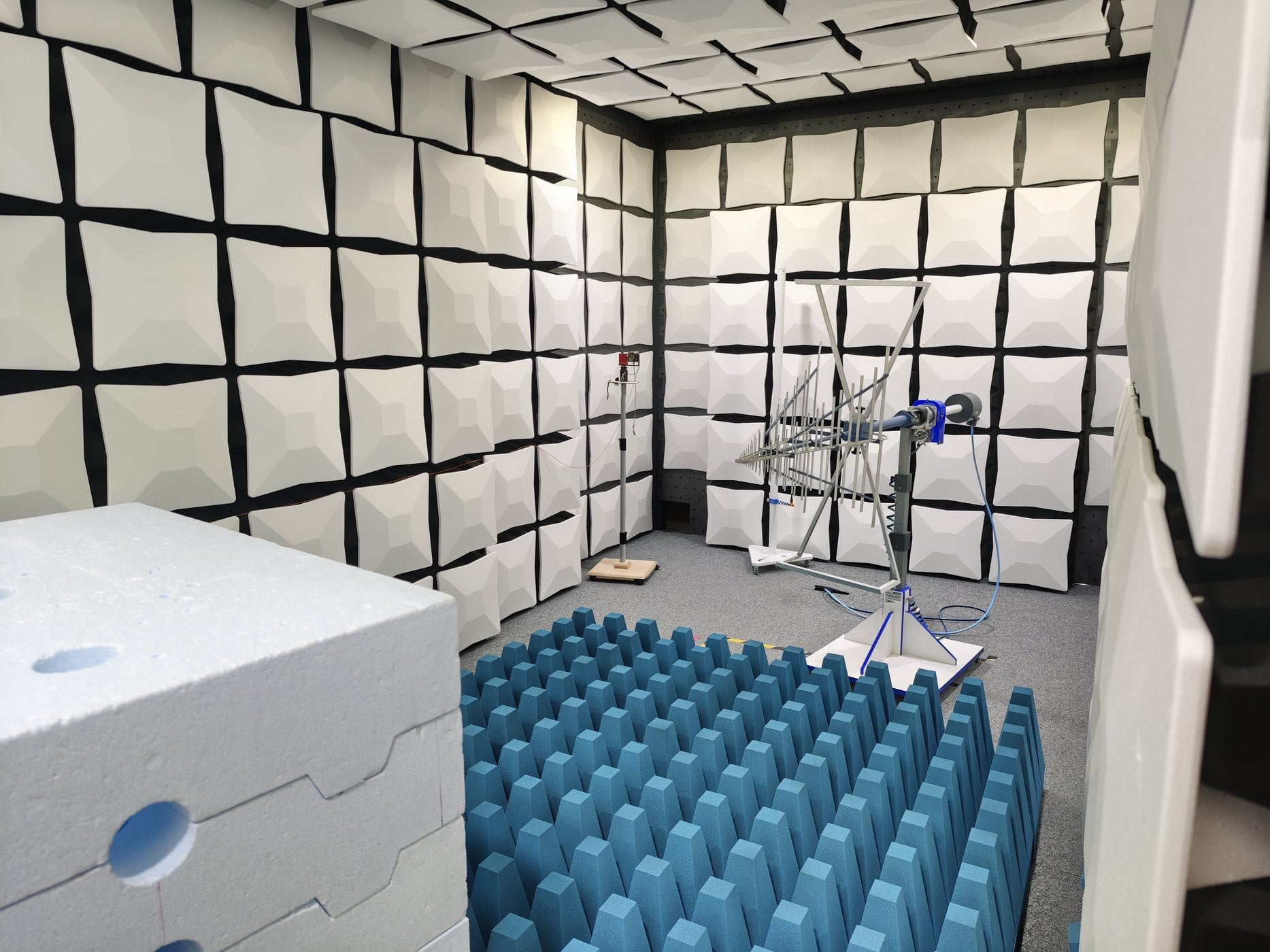 Light-IT system in the EMC lab