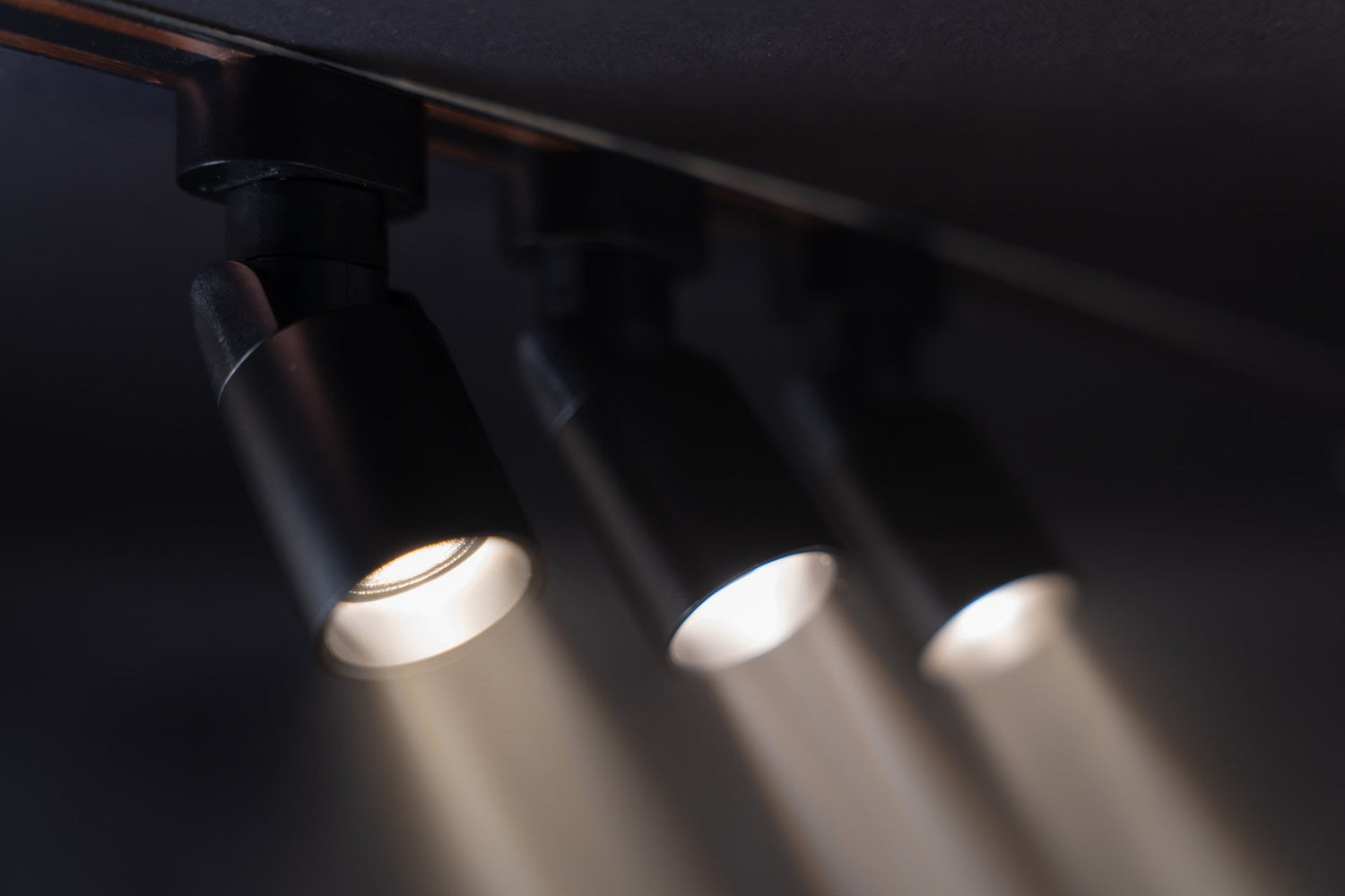 Spot Light Black montiert an der Schiene